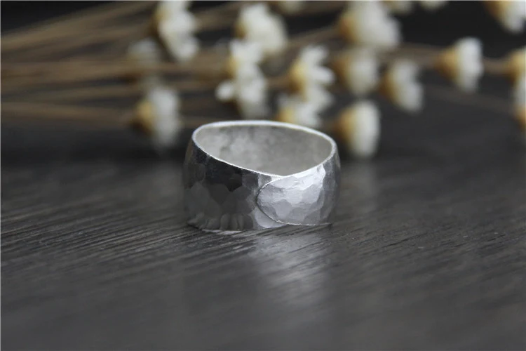 Handgemaakte ring uit Chiang Mai van sterling zilver. Uniek design, ideaal voor dagelijks gebruik of als bijzonder cadeau. Een stijlvol accessoire.