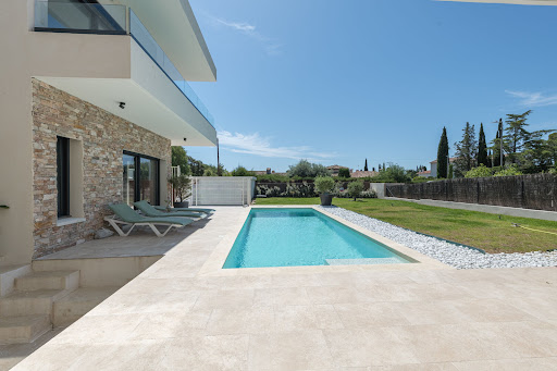 Piscine moderne avec terrasse en pierre dans cette Villa de luxe à vendre à Saint-raphael (1 680 000 € - 235 m²)