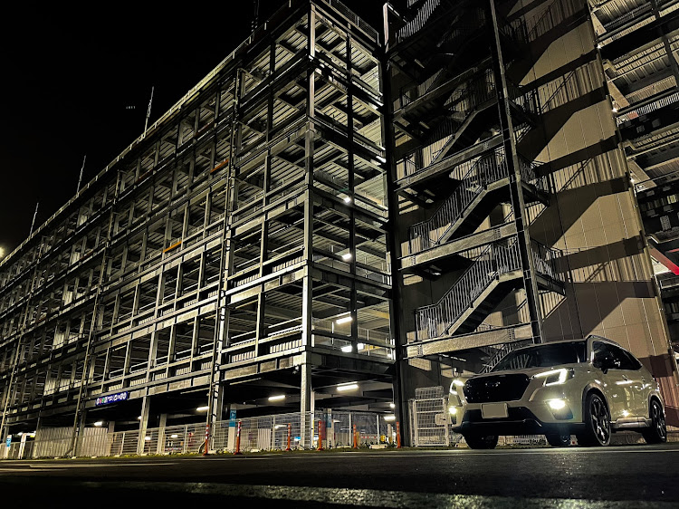 フォレスターの夜景と愛車・駐車場にて・立体駐車場デビューに関するカスタム事例の投稿画像1枚目
