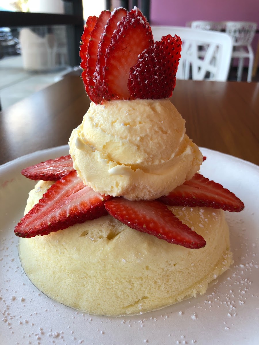 I was able to special-order this delicious fluffy Japanese cheesecake for me with powdered sugar, ice cream and strawberries! Soooo delicious 😍❤️🍰