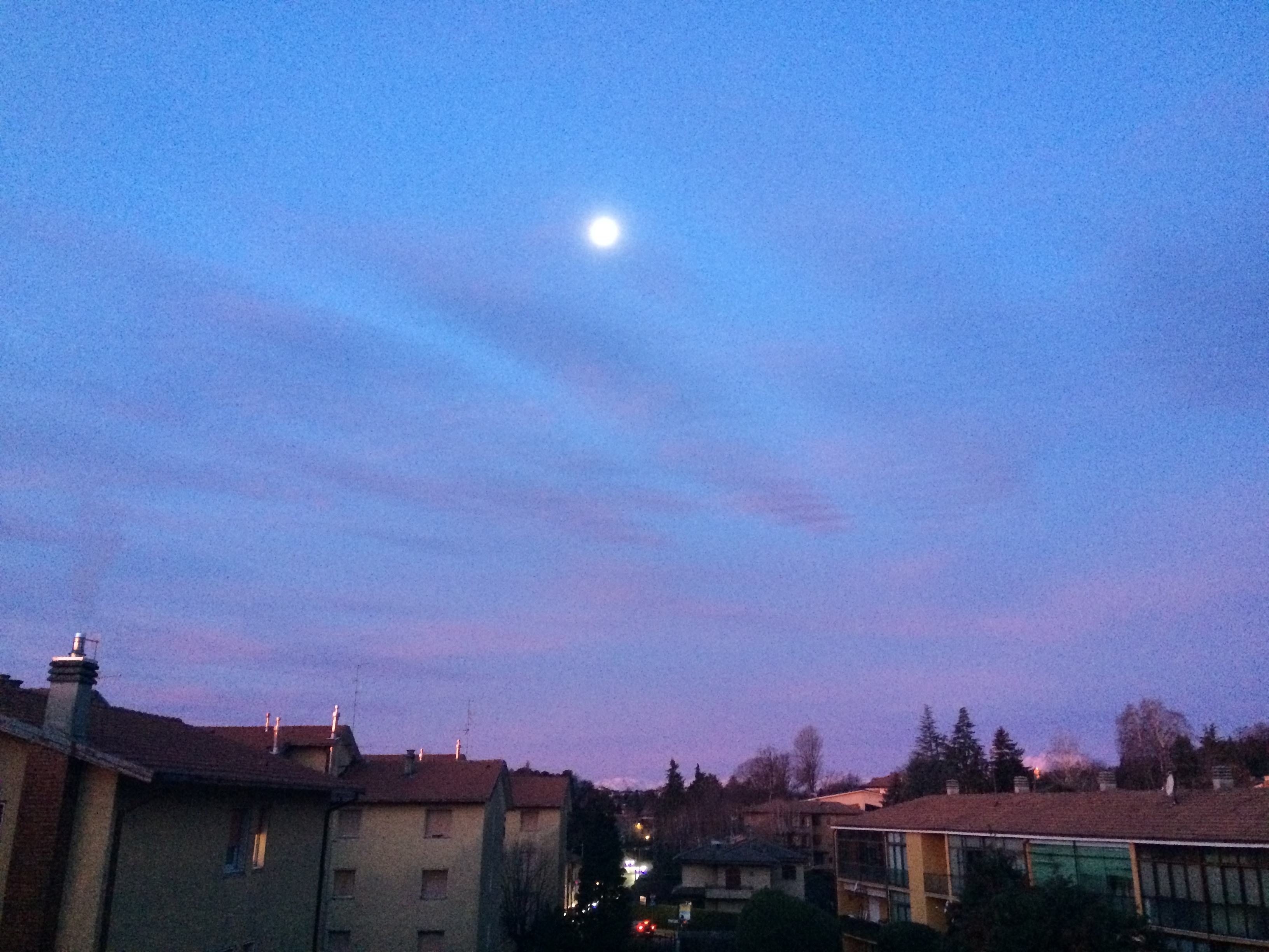 Luna piena di primo mattino di aganugi