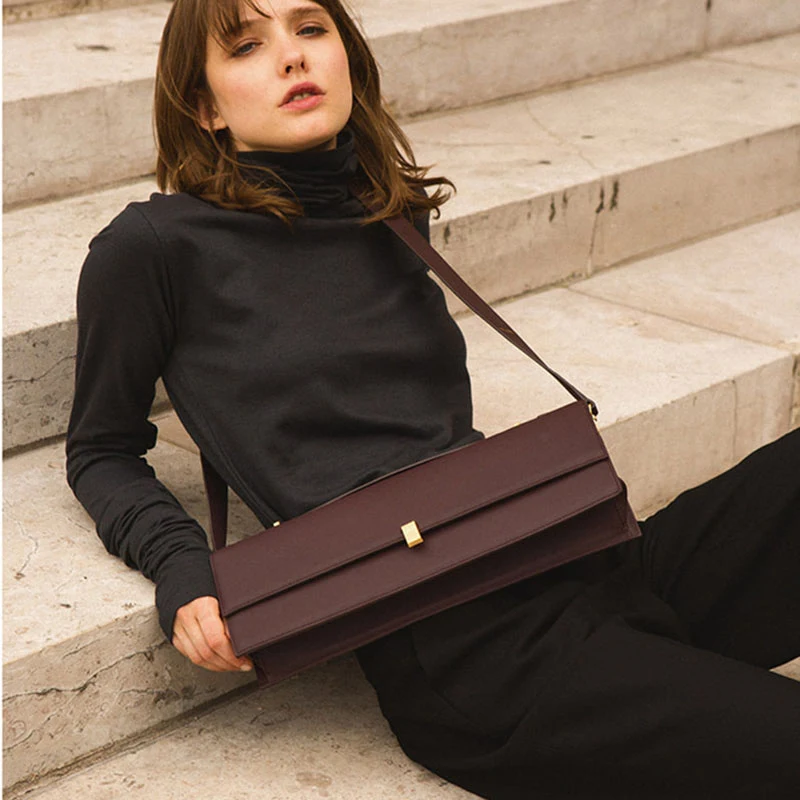 Sac à bandoulière large et personnalisé. Confortable, pratique et élégant pour transporter tous vos essentiels avec style et facilité au quotidien.