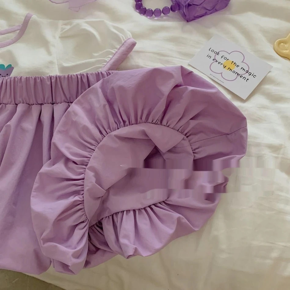 Ensemble deux pièces pour bébé fille, style coréen et occidental, couleur violet. Offre un look adorable et tendance, idéal pour toutes les occasions.