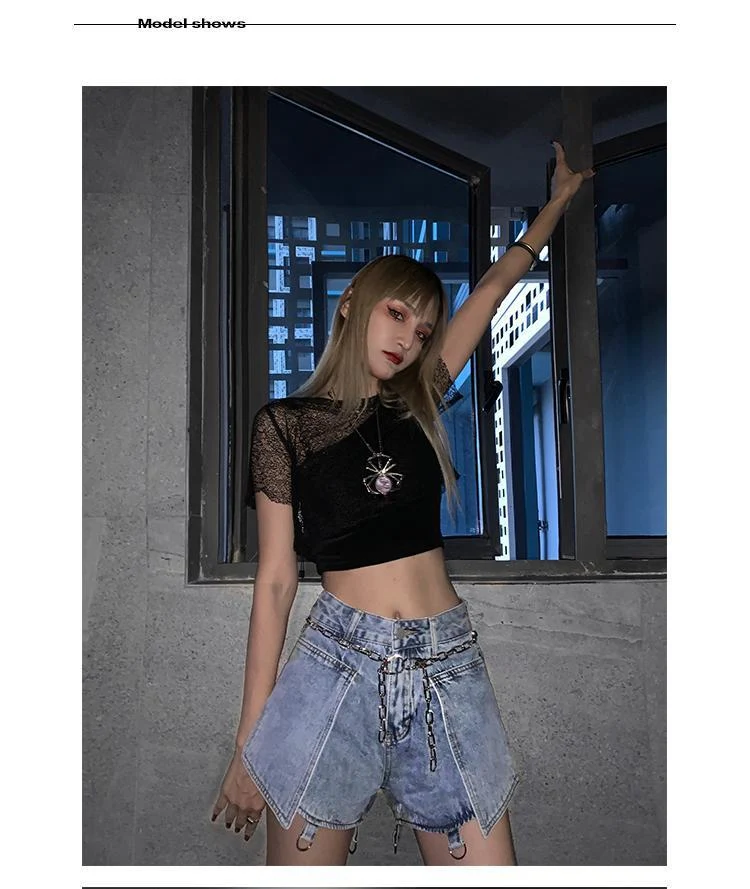 Jean femme streetwear à jambes larges avec coupe splice, style hip-hop, coton ample, rétro et chaîne amovible pour un look tendance et décontracté.