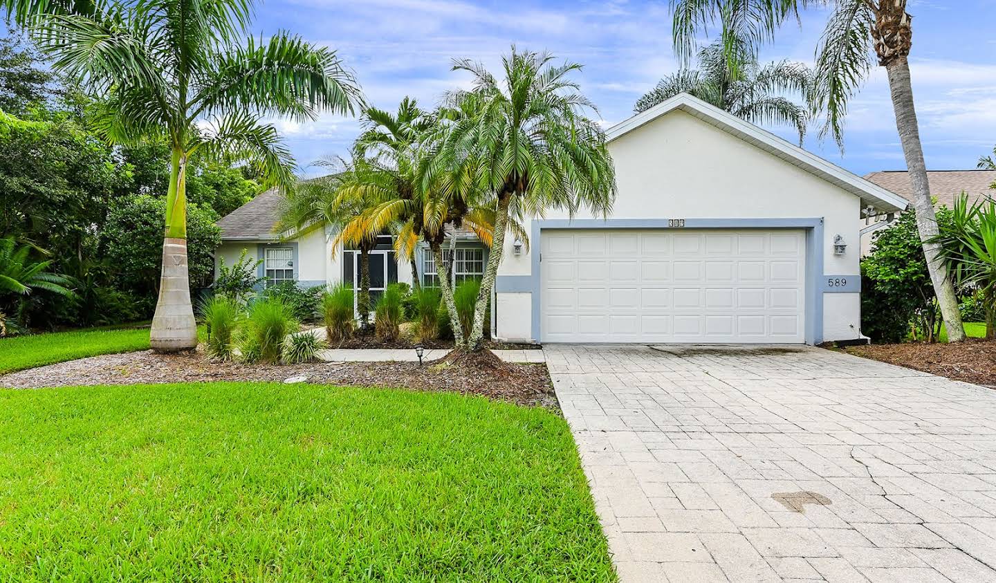 House with pool Naples