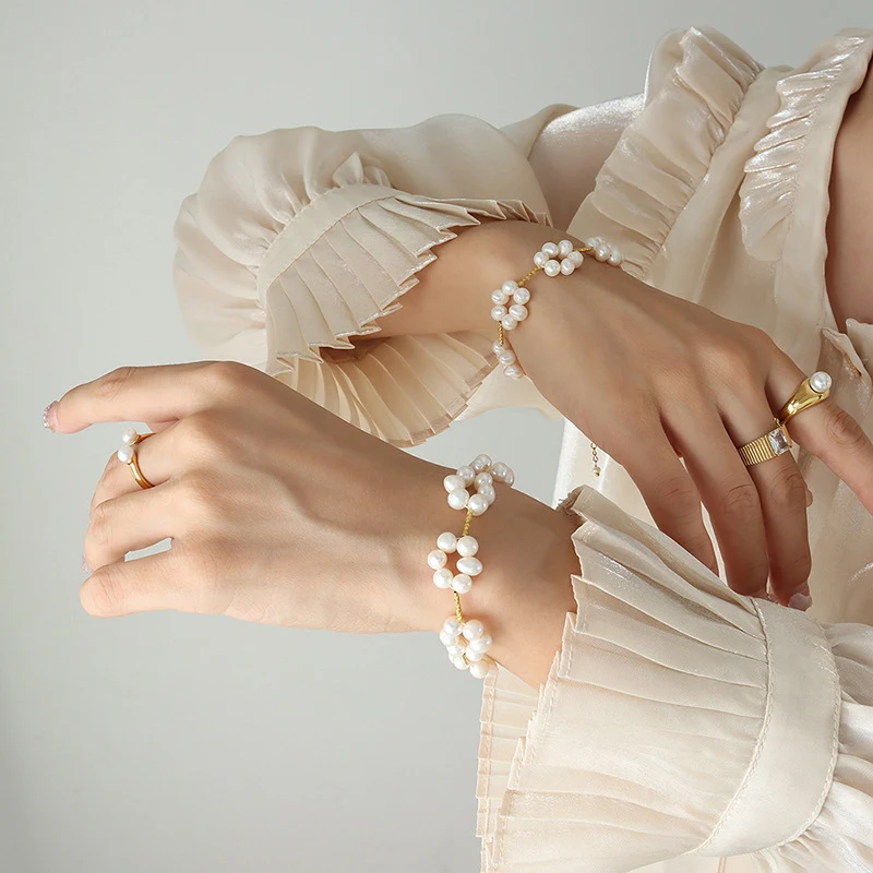 Title 4, Bracelet de main perlé et cordon en cuivre, un ...