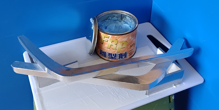 外装いじり専門家さんが投稿したDIY・カナード下に付ける元型完成!・左右のカナード型、元型が完成した!・FRP造形前の工程が終わった!に関するカスタム事例の投稿画像4枚目