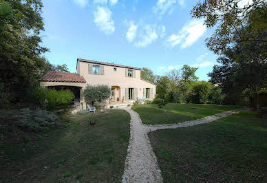 Propriété avec piscine et jardin 2