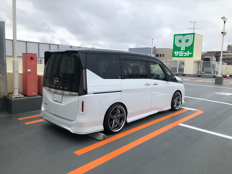 セレナの駐車場にてに関するカスタム事例の投稿画像3枚目