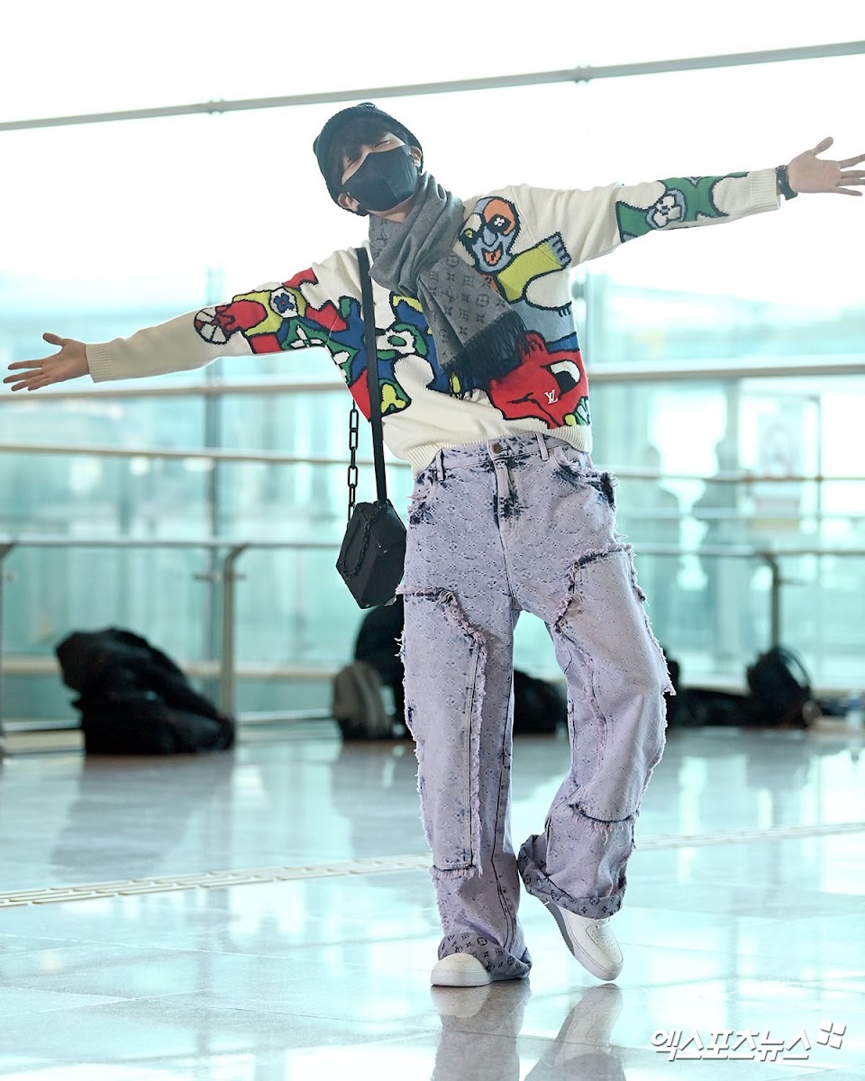 BTS' J-Hope flying to Paris? Shows off eccentric invite for Louis Vuitton  Fashion show, Korean News