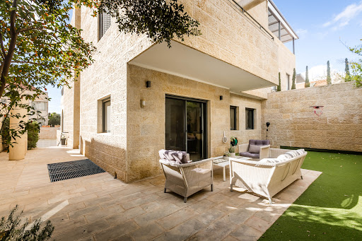 House with garden and terrace 2