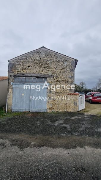 Vente parking  90 m² à La Vergne (17400), 55 000 €