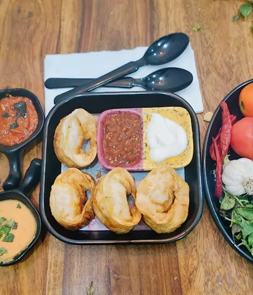 Chicken Pan Fried Momos [Big, 6 Pieces]