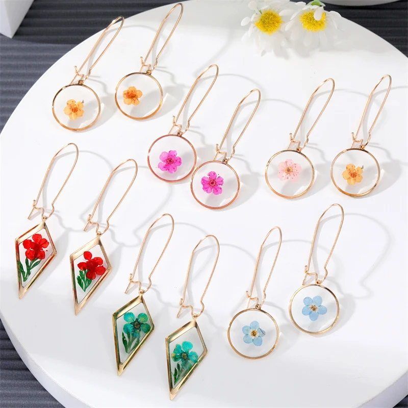 Boucles d'oreilles créatives avec fleurs séchées, simples et préservées. Eardrops avec fleurs fraîches, un accessoire naturel et élégant pour rehausser votre look quotidien.