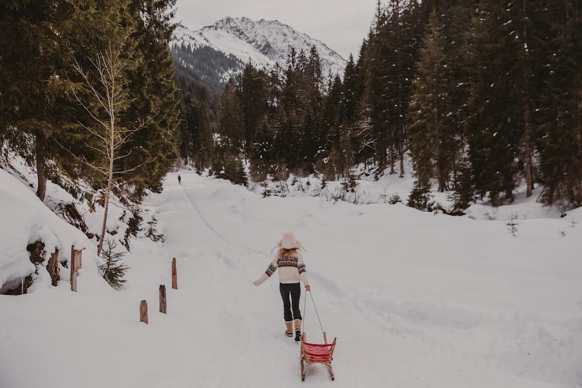 Seebichl winter girl with sleigh