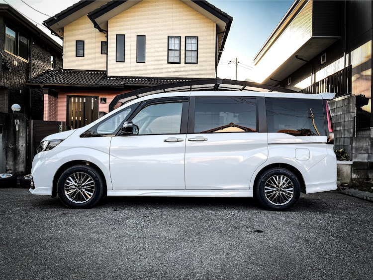 ステップワゴンのタイヤ付け替え・レイズ・RAYS・18インチ・ANAに関するカスタム事例の投稿画像3枚目