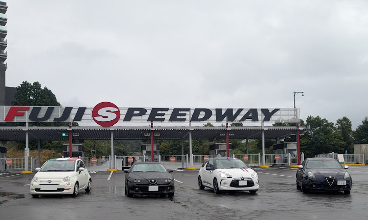 500のイタフラ夏休み・富士スピードウェイ　ゲート前・富士スピードウェイミュージアム・1ダースのお車達に関するカスタム事例の投稿画像2枚目