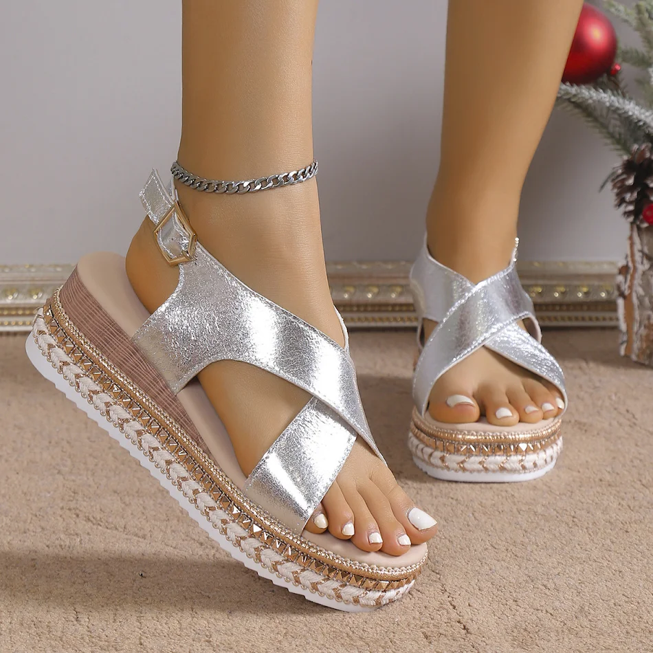 Sandali donna taglie forti con zeppa e suola in corda, platform e dettagli traforati per un look estivo e confortevole.