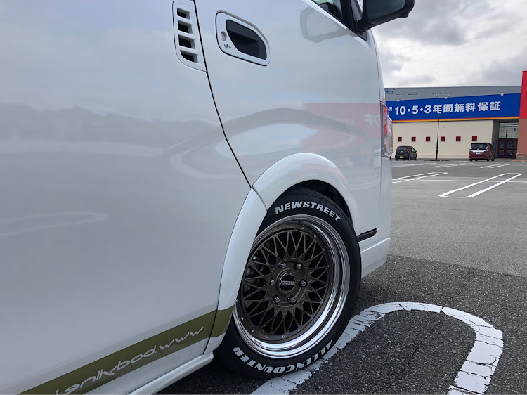 NV350キャラバンのスーパーロング・ワイド・ハイルーフ・ロサンゼルスに関するカスタム事例の投稿画像1枚目