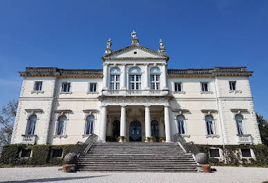 Villa with pool and garden 8