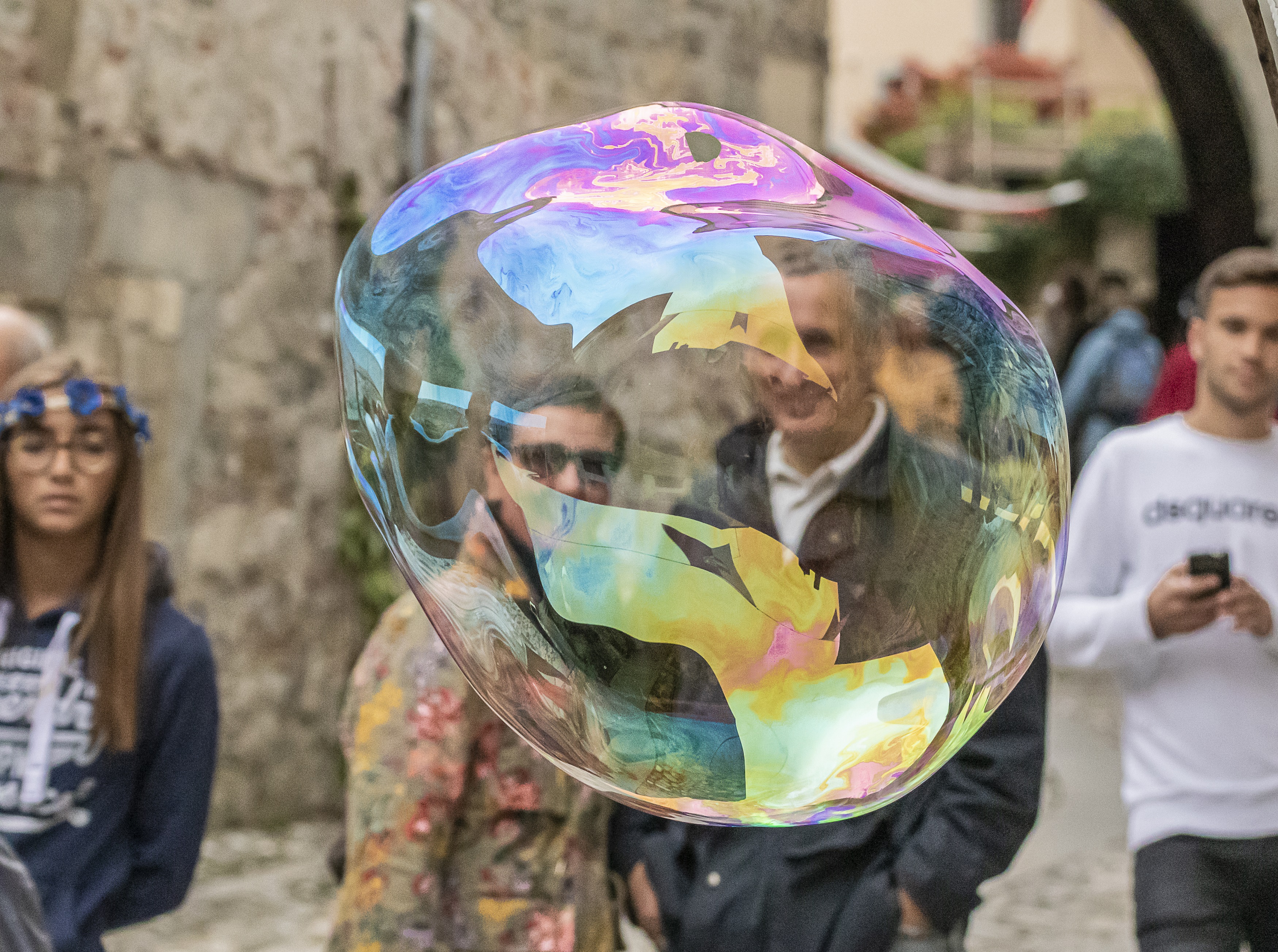 Libera e leggera tra i passanti di pierce