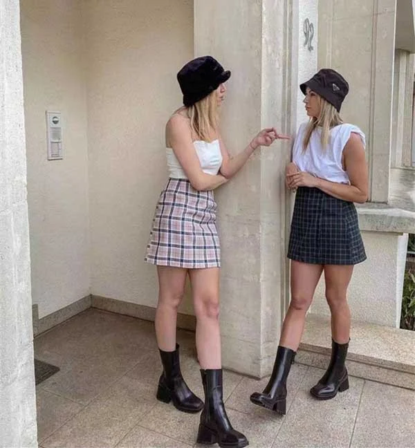 Bottes de pluie courtes à lettres et talons hauts antidérapants. Marchez en toute sécurité et avec style, même sous la pluie battante.