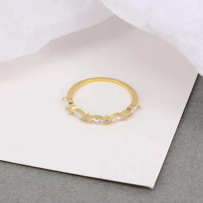 Europese en Amerikaanse modetrend eenvoudige gekleurde diamantring. Een stijlvolle ring die perfect is voor dagelijks gebruik en elke outfit.