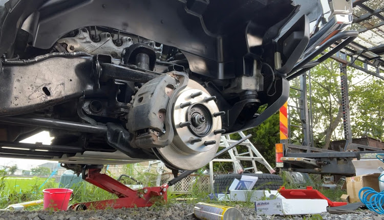 H2のアメ車・DIY・ブレーキローター&パッド交換・ブレーキパイプ破裂・また当分乗れない😭に関するカスタム事例の投稿画像1枚目