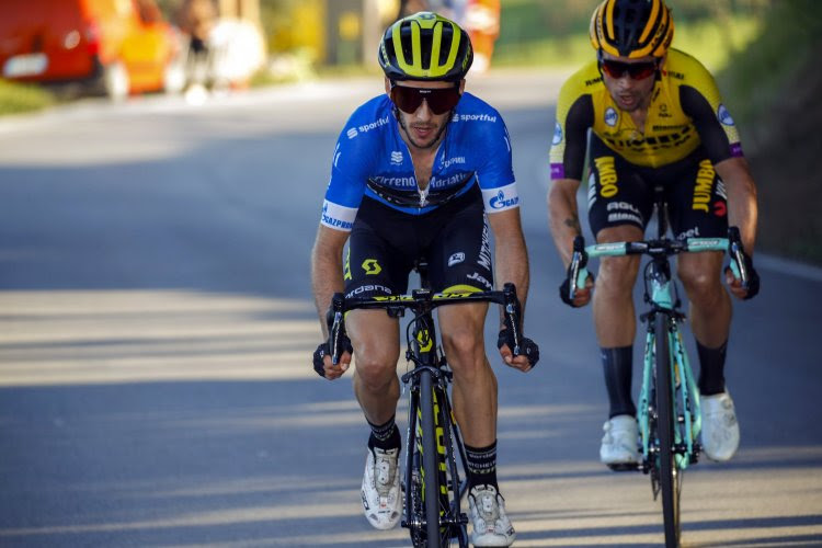 ? Auwch... Blunder van formaat op eindpodium Tirreno-Adriatico na verkeerde trui voor eindwinnaar Roglic