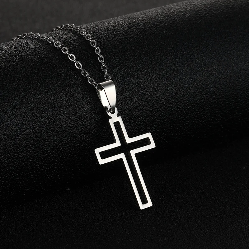 Collier avec pendentif croix en acier inoxydable unisexe, assorti à tout, un bijou intemporel et élégant pour hommes et femmes.