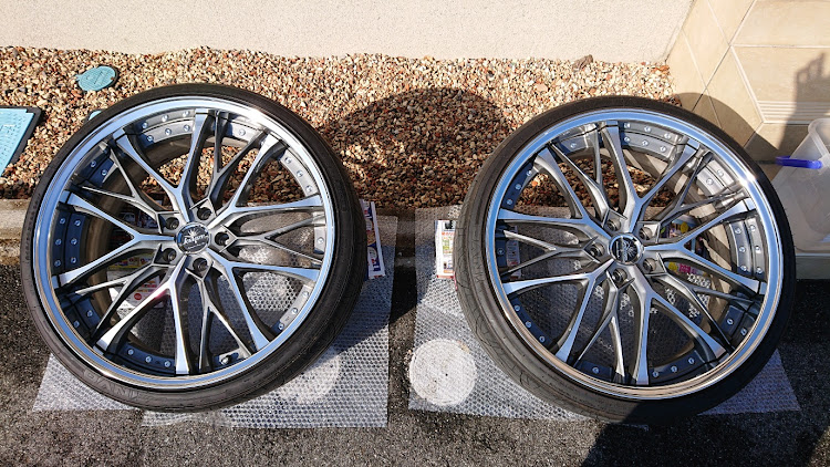 アルファードのみんなでつくろうホイール図鑑・HKS HIPERMAX S-style L・Krenze Weaval・22inch・NITTO INVOに関するカスタム事例の投稿画像3枚目