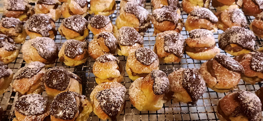 Fully assembled cream puffs