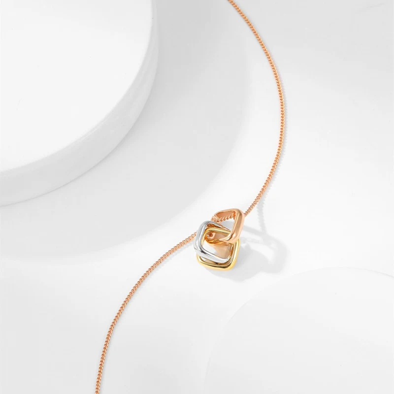 Title 5, Collier avec anneau tricolore carré et chaîne d...