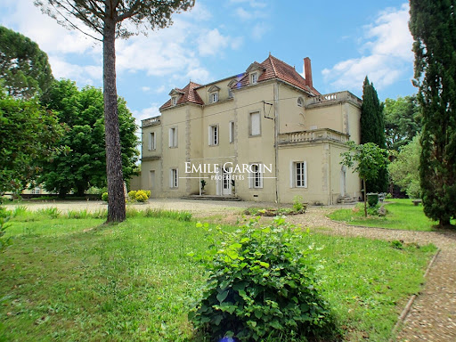 Luxury seasonal rental property in Uzès (30700) - Spacious old residence and its garden