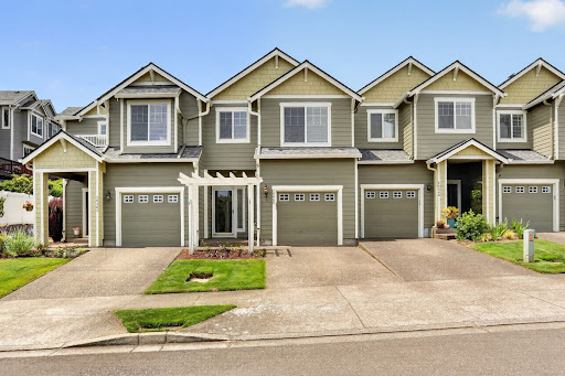 Green townhouses with garages in this luxury property for sale in West Linn ($389,000 - 138 m²)