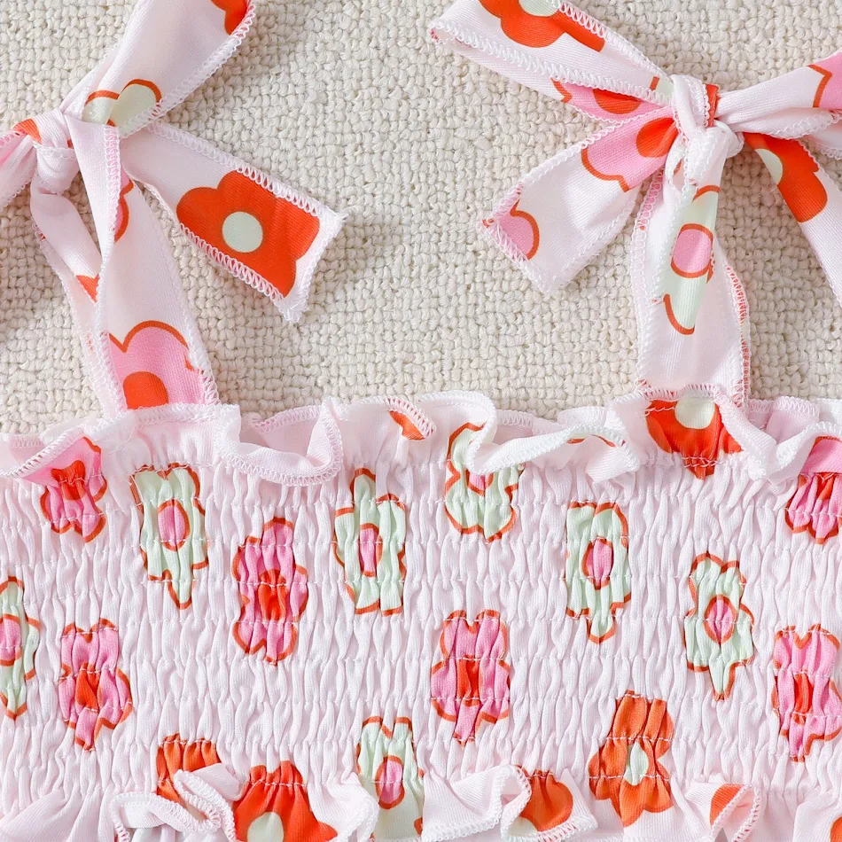 Conjunto para niña con top de tirantes estampado y pantalones estampados, ideal para un look moderno y cómodo, perfecto para jugar.