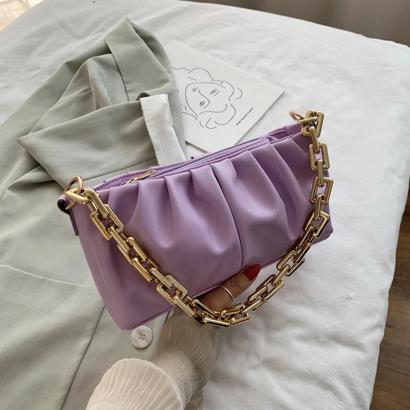 Vielseitige plissierte Schultertasche mit Kette. Die perfekte Armtasche für Damen. Passt zu jedem Outfit, ideal für Alltag und Abend.
