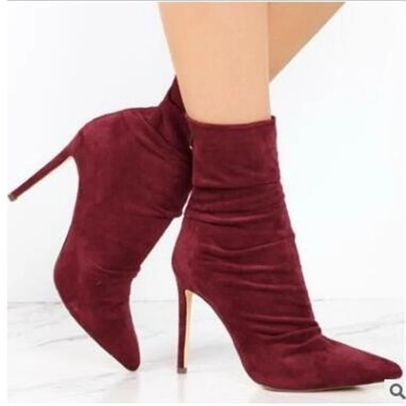 Nouvelles bottes à talons hauts en daim froissé, claires pour automne et hiver. Confort et style pour femmes. Chaussures chaudes et élégantes.