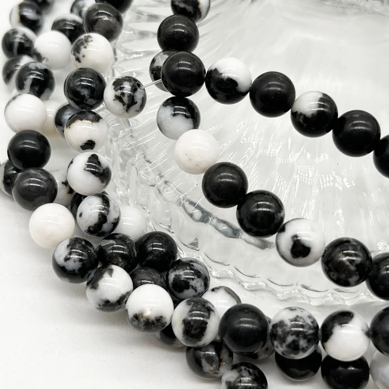 Pulseira e colar com contas espalhadas de pedra zebra natural preta e branca, material tecido
