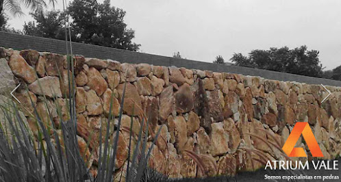 Muro em pedras em talude.  Muro em pedra, Muro, Pedra moledo