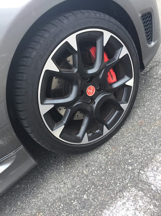 595の洗車・ホイール清掃・雑な私・教えてください！・アバルト595コンペに関するカスタム事例の投稿画像2枚目