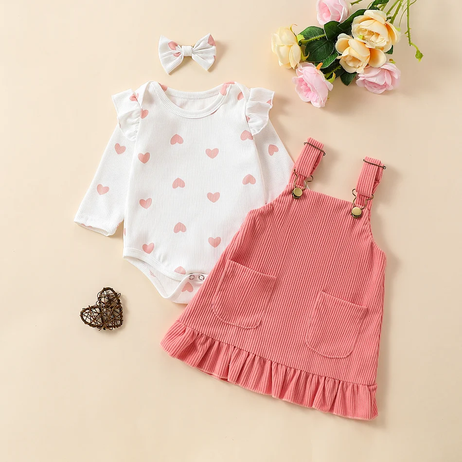 Schattige meisjes driedelige set met hartjesprint, ruffelmouwen, jumpsuit, tuinbroekrokje en haarband – perfect om in te spelen!