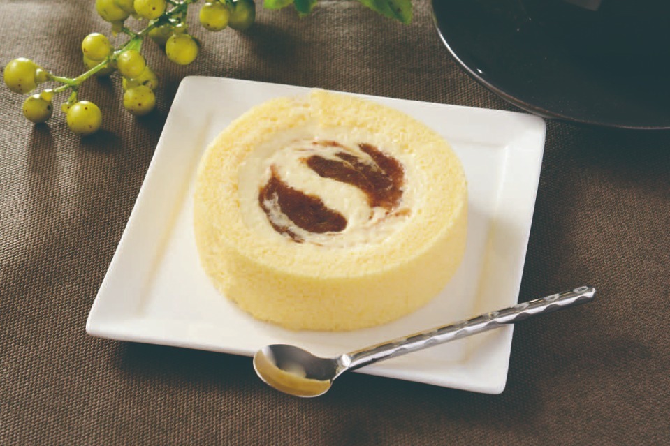 ローソンのウチカフェ 八天堂の ラム酒香る カスタード ラムレーズンのロールケーキ たい焼き Trill トリル