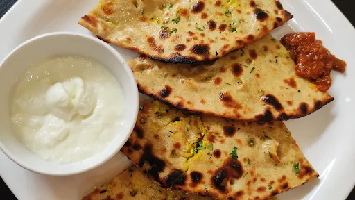 Aloo Paratha With Dahi And Pickle