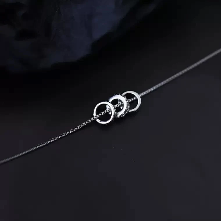 S925 Ogrlica od srebra sa okruglim priveskom sa rimskim brojevima, elegantan i bezvremeni komad nakita, idealan poklon za svaku priliku.