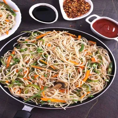 Hakka Noodles (500Ml)