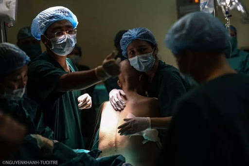 Bước vào phòng mổ với ước nguyện chỉ mong con một đời bình an