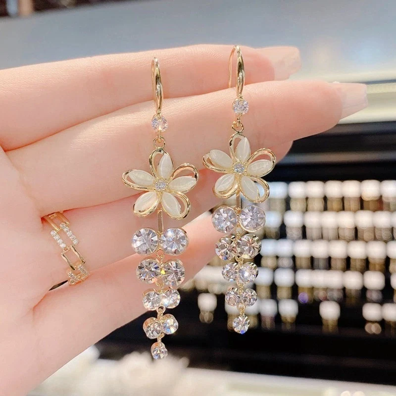 Boucles d'oreilles Fleur à Cinq Pétales Tendance. Accessoire idéal pour femmes. Apportez une touche florale et élégante à votre style. Achetez-les!