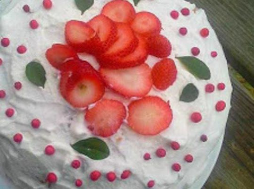 Strawberry N Cream Cake with Tea Berries