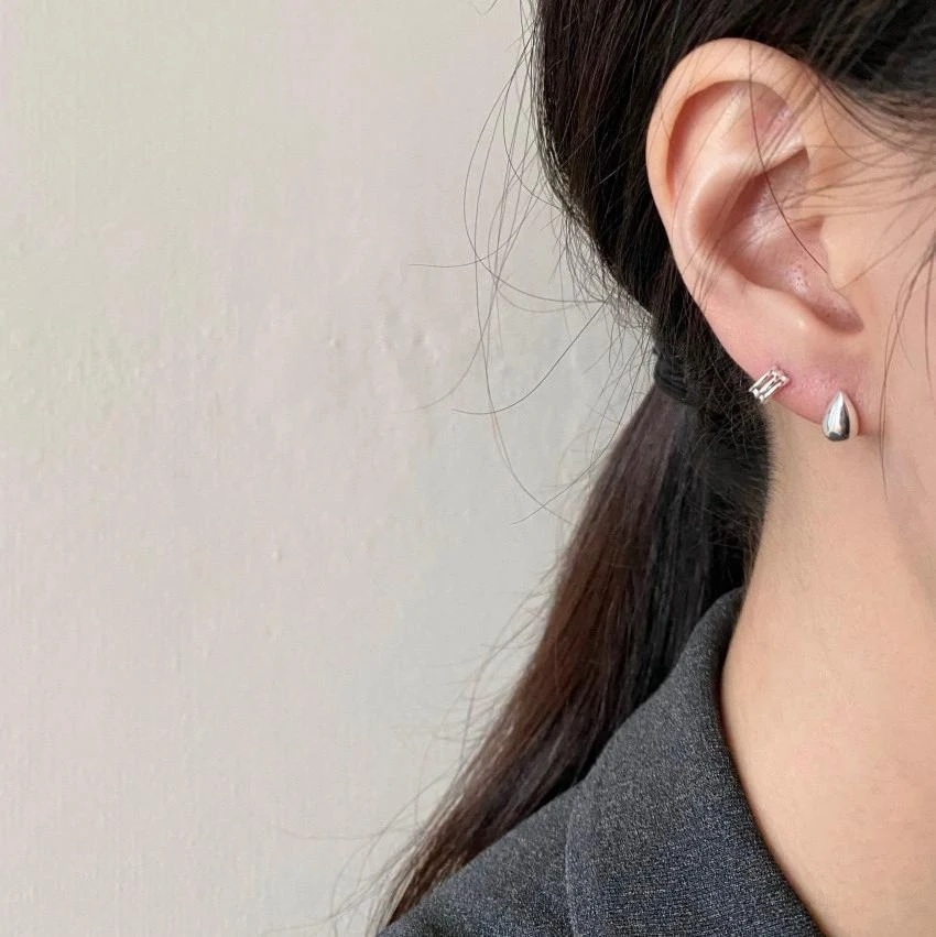 Boucles d'oreilles femme style Ins, mode simple et élégante. Parfaites pour un look quotidien minimaliste et facile à porter. Accessoires essentiels.
